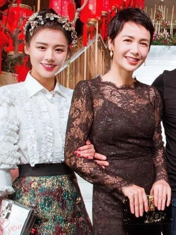 想当年，蒋雯丽大手一挥，将公司卖出13.5亿高价，随即给外甥女马思纯包了个1.2