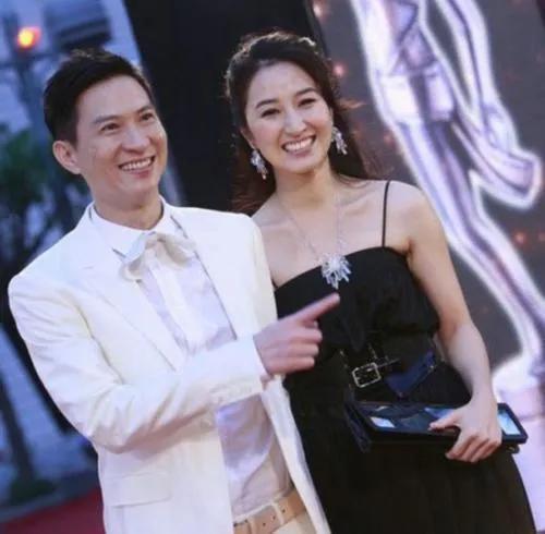 一日深夜，张家辉去刘嘉玲家里打牌，钱包里的15万全输了，怕老婆生气，于是跟舒淇借