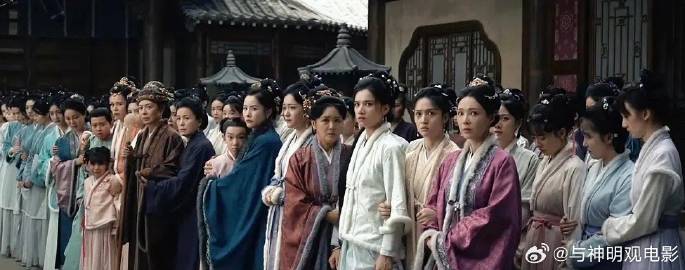 一眼望去，真不敢相信这中间白衣服的是女主