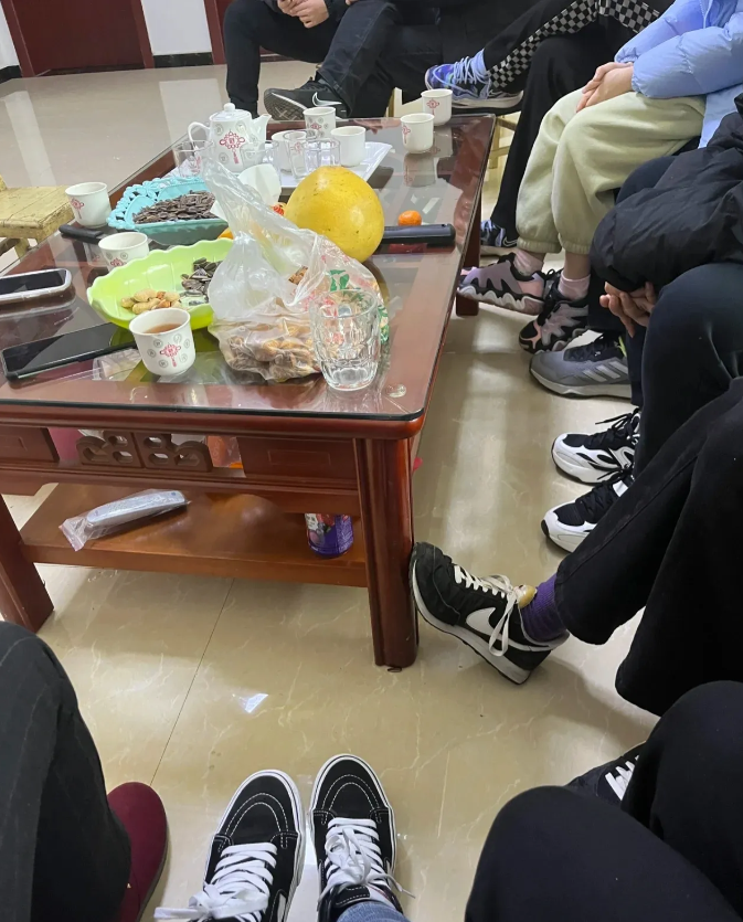 小姑子远嫁安徽，去年回来过年，今年又要来。她虽说是回娘家陪妈过年，可每年回来十多