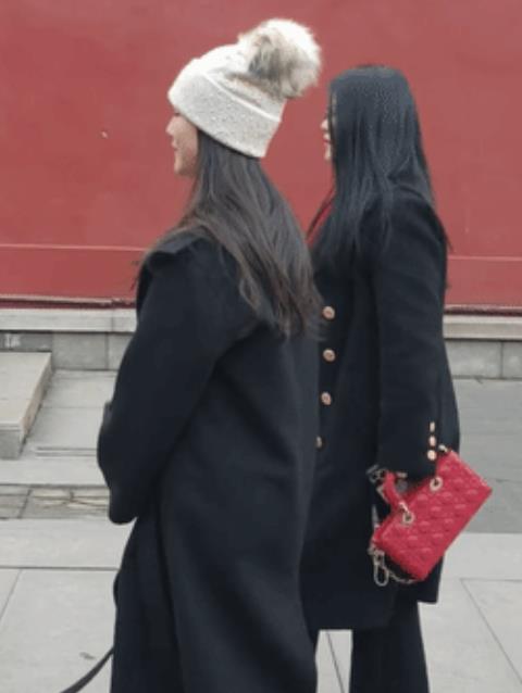 王诗龄和爸爸在一起笑的好甜，好灿烂。
 
李湘和王岳伦离婚后也超级体面，共同陪伴