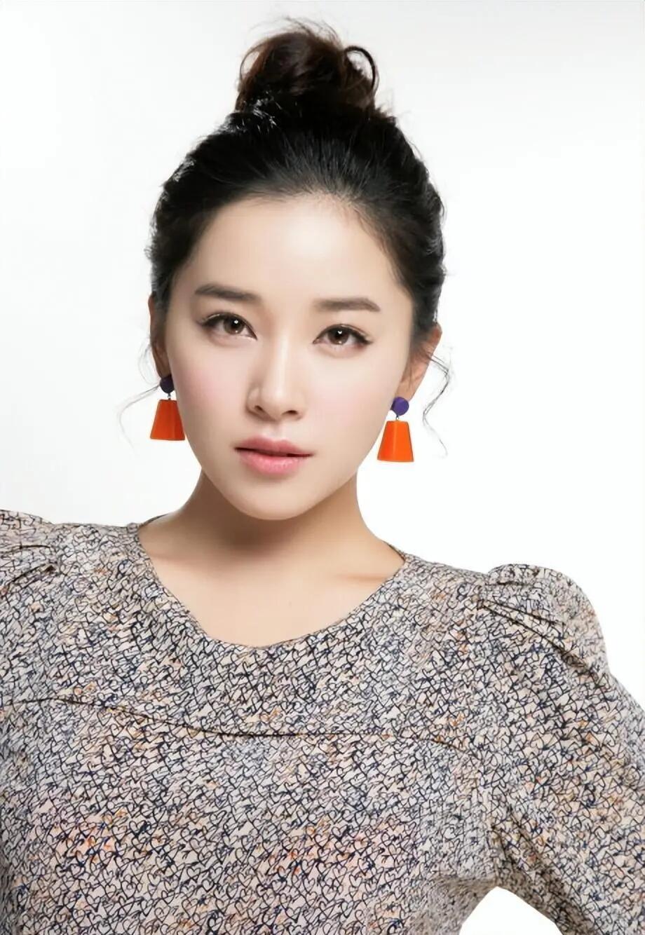 阚清子携未婚夫甜蜜回国，机场撒糖