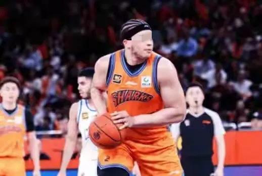 为什么洛夫顿这样的球员都打不了NBA，其主要原因有以下这3点：
1、第一点：速