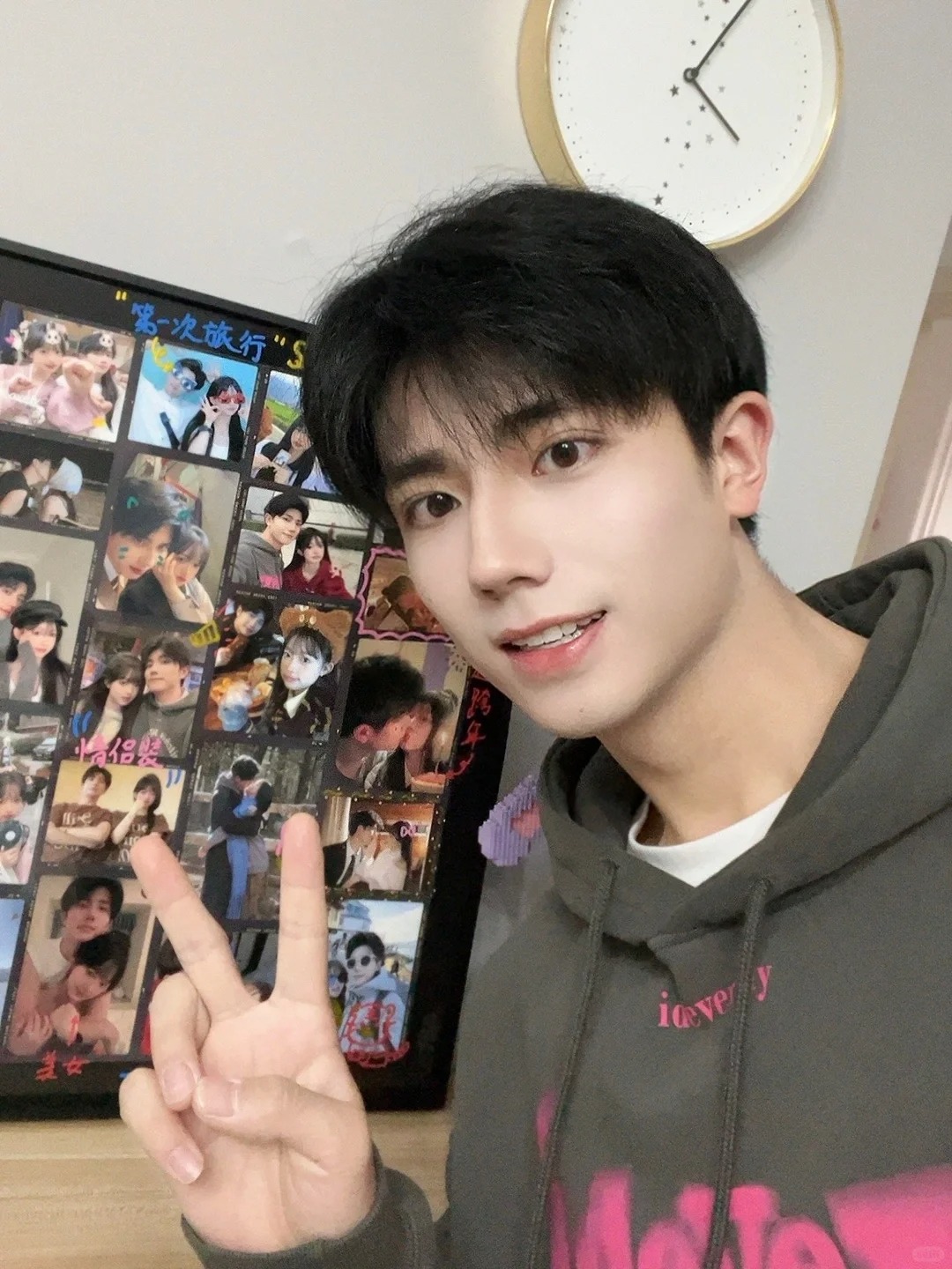 恋爱脑和恋爱脑在一起简直是绝杀
送了男朋友一个相框，里面有我们在一起之后的很多照