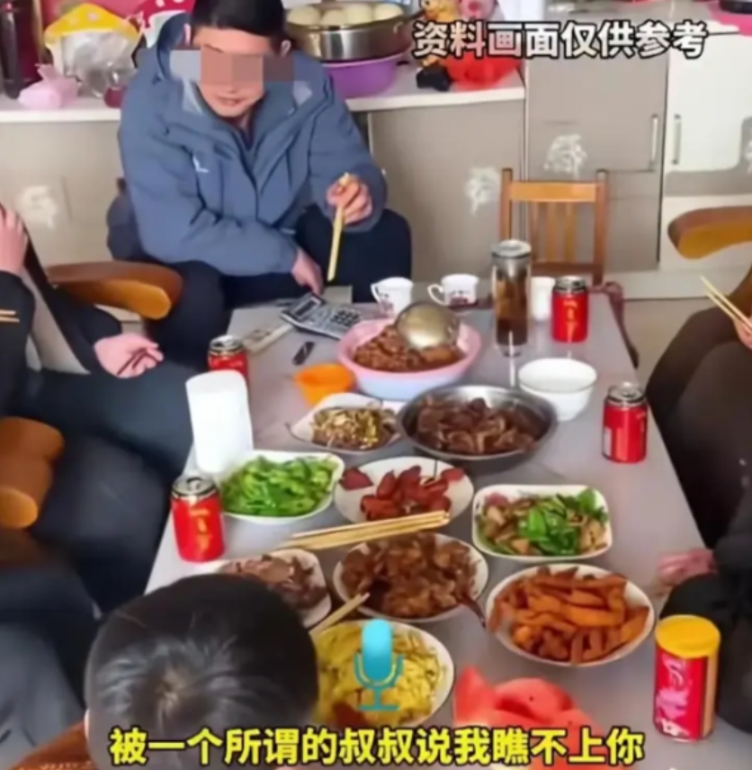 李国强作为新女婿，在春节期间登门拜访岳父家，却遭到冷遇和羞辱。他被安排坐在小孩桌