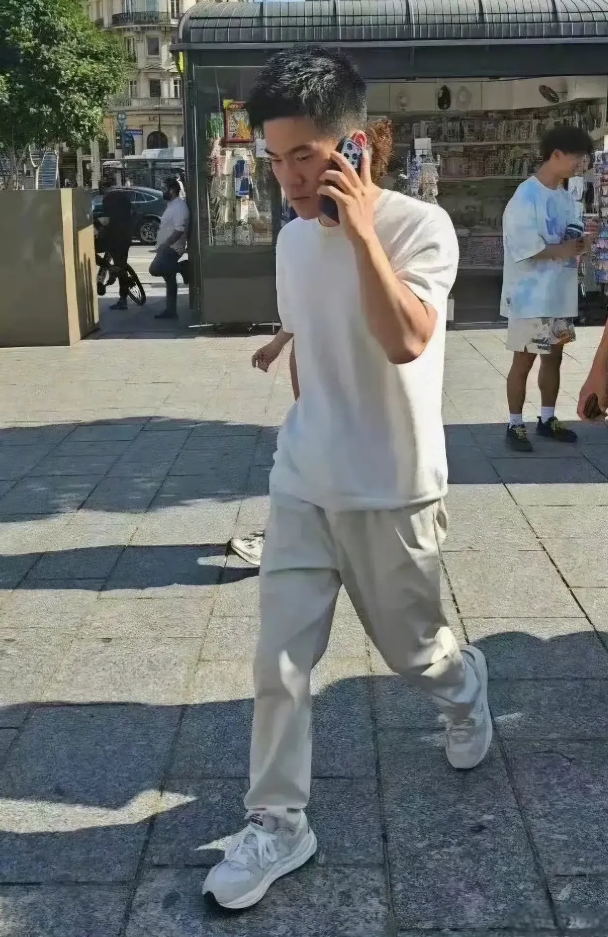 董宇辉在巴黎使用苹果手机，不是华为手机。
无论董宇辉在直播间把华为手机吹的多好，