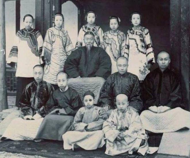 1901年，李鸿章死后，给子孙留下4000万两白银和数万亩良田，没想到，52年后