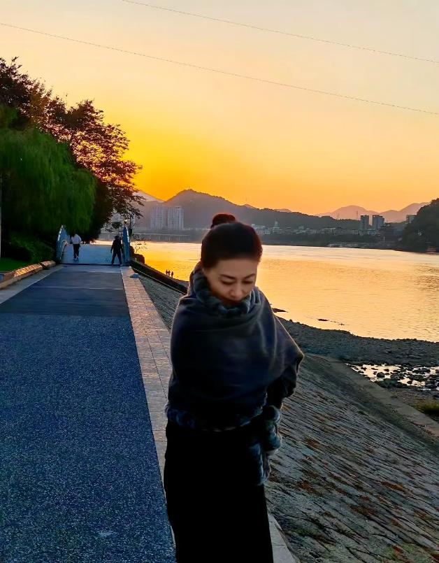 她是国家一级演员，精神内核堪比刘晓庆的女演员，25岁获得影后，哺乳期被老公抛弃，