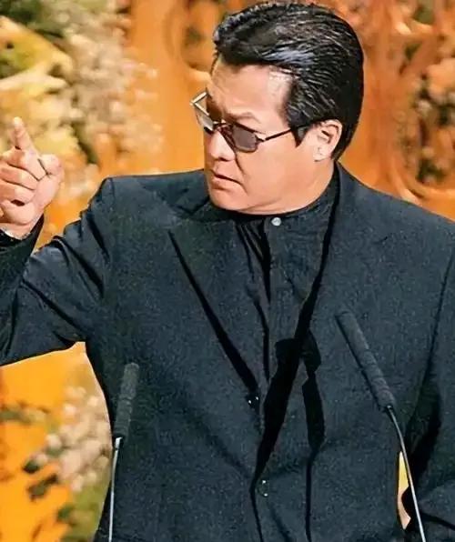 你们说郑欣宜这事儿是不是挺让人感慨？过年这么重要的日子，她总跟干爸邓光荣的妻女热