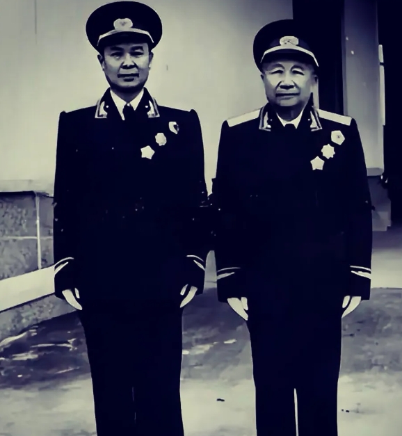 1955年授衔后不久，两位将军合影，照的是全身的照片。

一位大将，一位上将，他