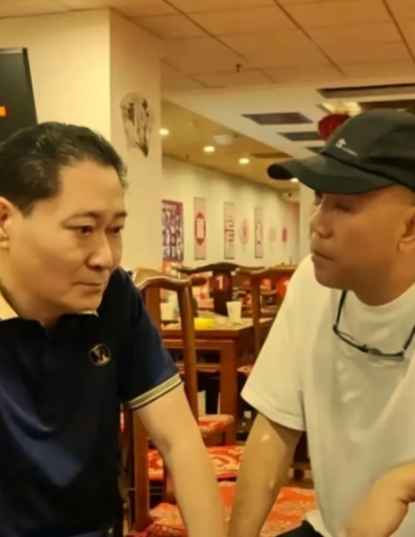嘿，今儿个刘伟可是忙活了！康万生生日宴上，他与金文声爱人红姨、徒弟梁宏达同框，还