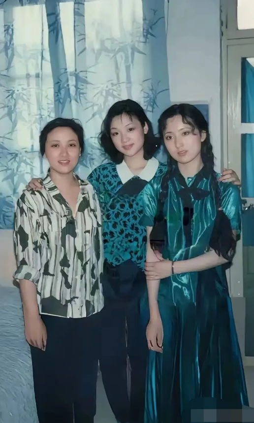 这张照片中，三位大美女，我只认出了邓婕，另外两位没认出来，你认出来了，几位呢？