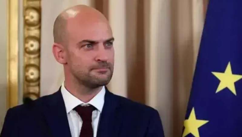 法国外交部长巴罗明确表示，法国将加强对黎巴嫩军队的支持，如果以色列有计划发动打击