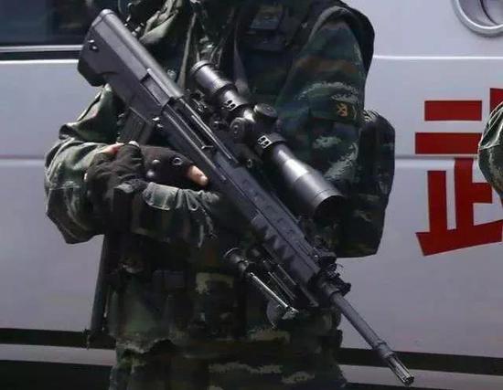部队里丢了装备会有多严重？

话说那年差点丢了一把狙！

坐在依维柯巡逻车上进行