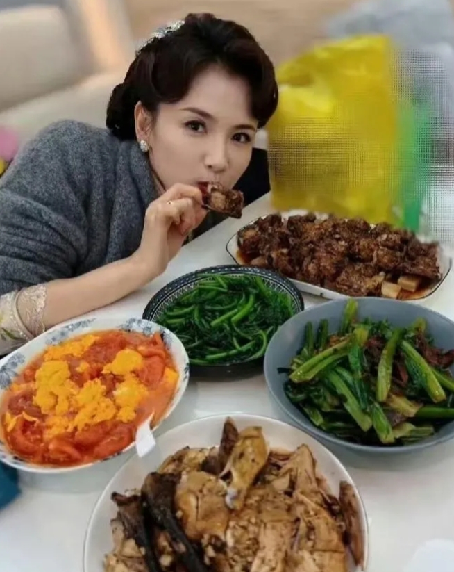 女人就是头发长见识短，大美女刘涛的午餐，竟然是一个人守着5个菜，鸡蛋炒西红柿、蒜