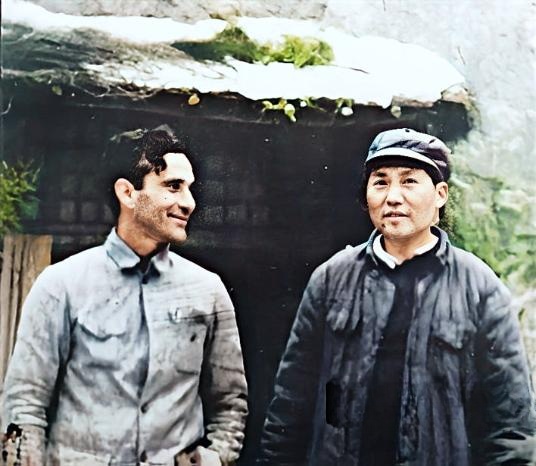 1936年，毛泽东与斯诺（左）在陕北合影。