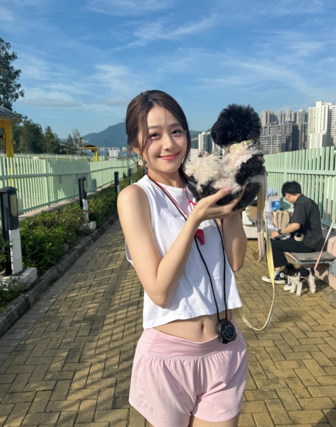 她不愧是香港小姐冠军，长相和身材还是挺出众，但可惜在TVB一直都是默默无闻，TV
