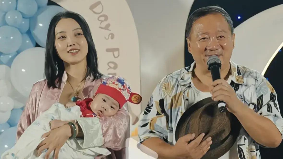 56岁谢广坤喜得子！三婚26岁小娇妻首露面，长相清秀像女明星！