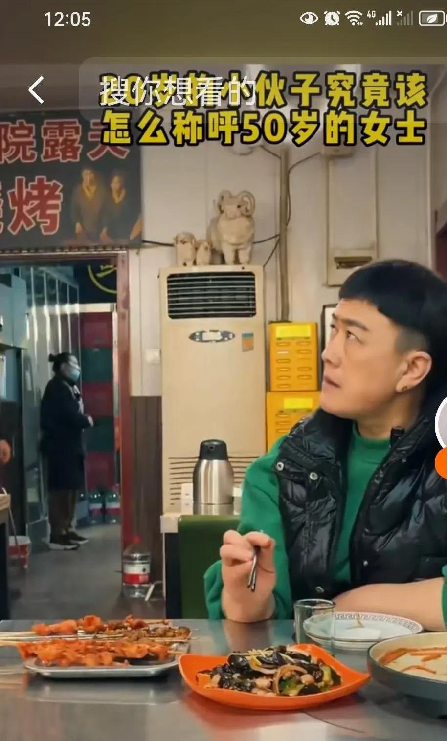 一个五十多岁的女人，彻底把一个小伙子整懵了。
小伙子万万没想到啊，喊两声阿姨，