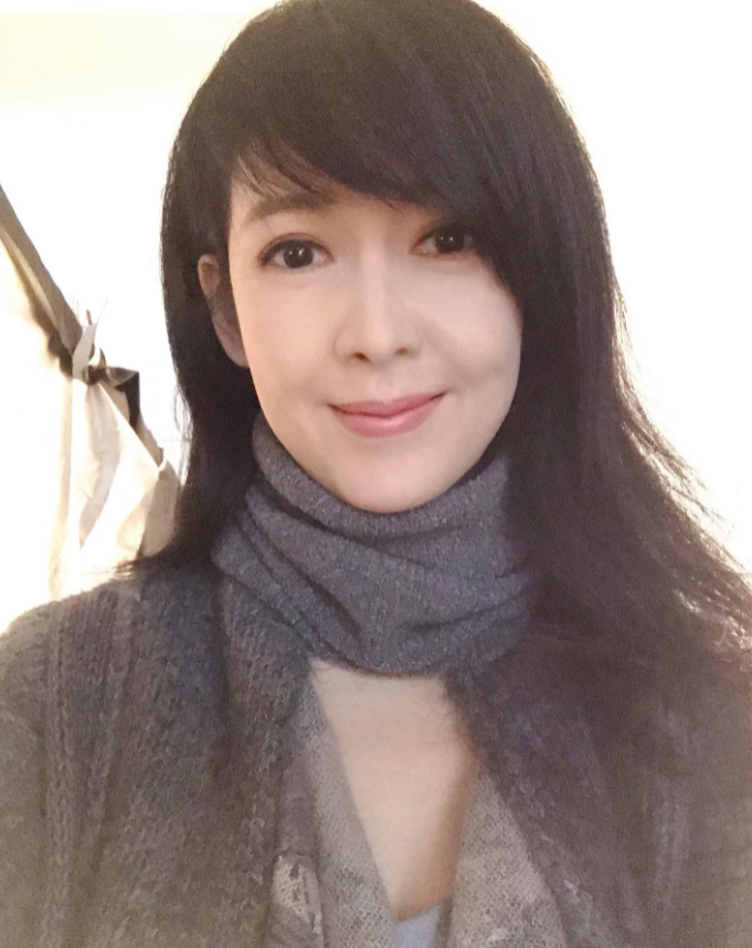 她曾经是香港顶级美女，今年已经56岁依然很有气质，可惜没有生孩子浪费好基因