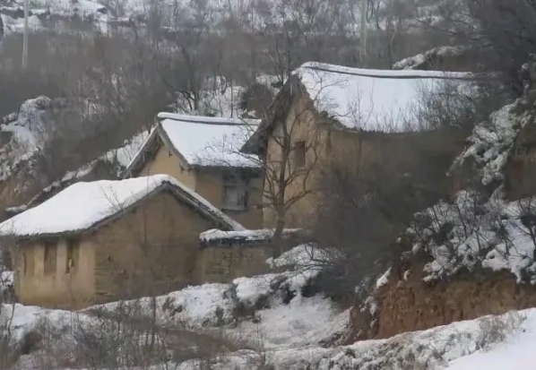 现在不同地区的经济差异还是很大。很难想象，陕西南部一些山区农村，居然还有人住用土