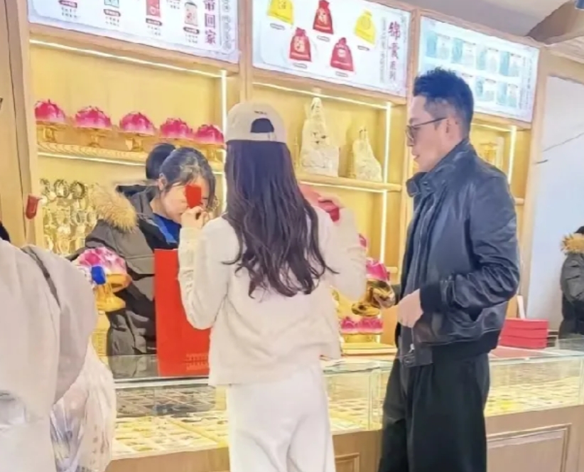 汪公子和太太今天在红螺寺祈福
两人都瘦了
汪太太最近很爱穿米色系
汪小菲的账号封