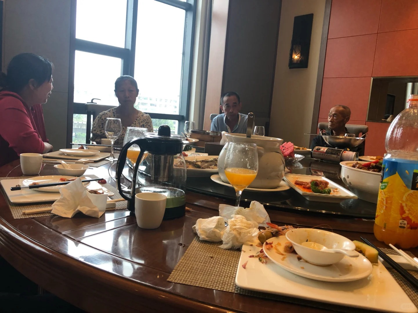 结婚12年，公婆和父母从未联系过，连微信都没加，这正常吗？

我和老公结婚12年
