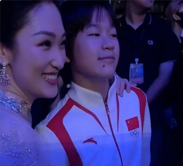 大湾区这一夜“港娱”没死，难听、跑调，内娱偶像明星们输得彻底（大湾区有哪些明星演出过）-第40张图片-九妖电影
