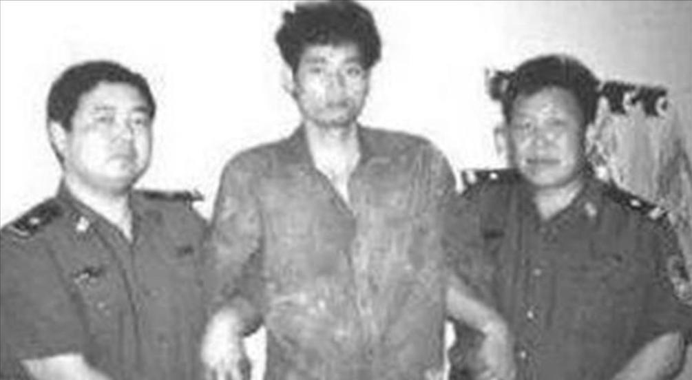 1997年，由武警和公安组成的37人悄悄潜入龙合村，想要抓捕“神枪手”悍匪万光旭