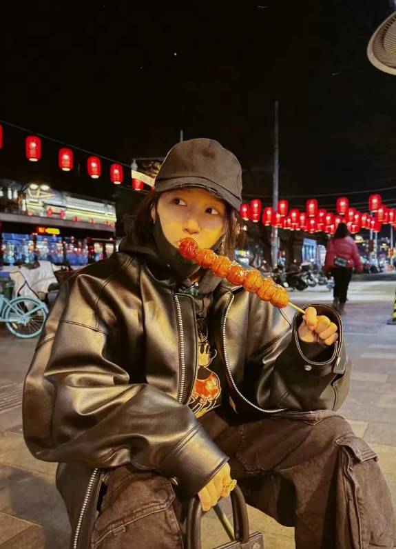 鹿晗视角下的关晓彤

从鹿晗的视角看关晓彤，她似乎总是那个能轻易找到生活中小确幸