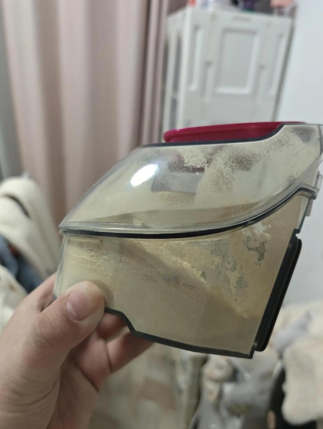 最近换床单总觉得床单上有一些粉末，觉得奇怪，后来把床垫一掀开，手一拍一尘灰，惊呆
