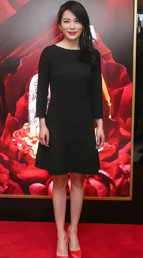 俞飞鸿很美，穿着黑色的连衣裙很时尚，她身高165厘米，北京电影学院毕业，如今51