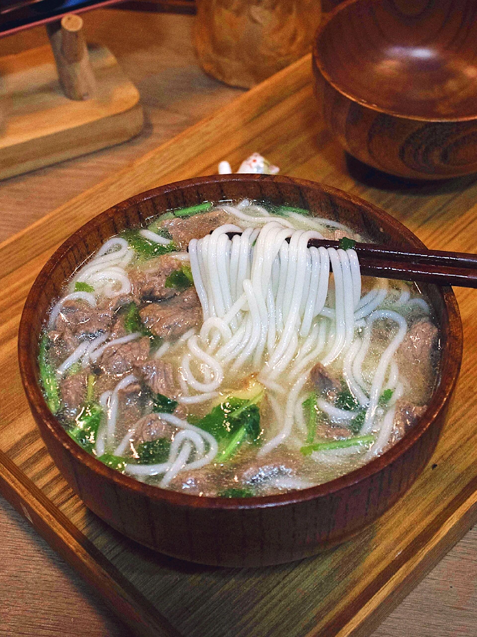 我怎么没有早点发现这种做法！！太香了吧~
喜欢吃牛肉汤米粉的，一定要试试今日这种