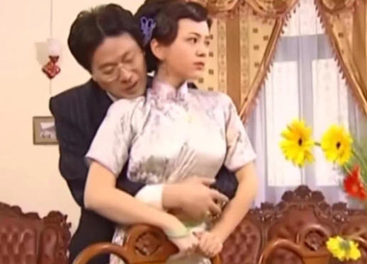 魏光雄抱了一下我，我突然发现雪姨的身材非常出色，这也解释了她后面开车的原因。
