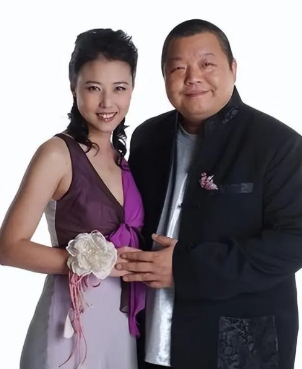 2018年，54岁的臧天朔临终前，等妻子李梅和家人退出病房后，却唯独将斯琴格日乐