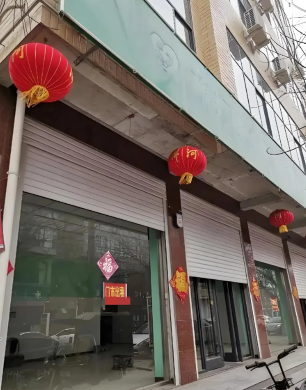广西，女子租了亲戚家的房子住，开门面做生意，后来欠下2.2万租金，女子丈夫给亲戚