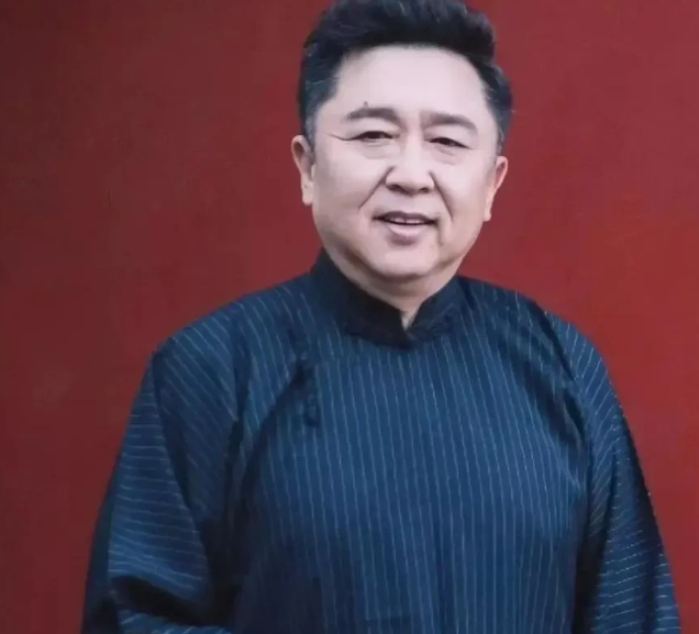 俞敏洪问于谦:“你有没有观察到你孩子有什么爱好？”于谦一脸苦恼地说:“有，但他这