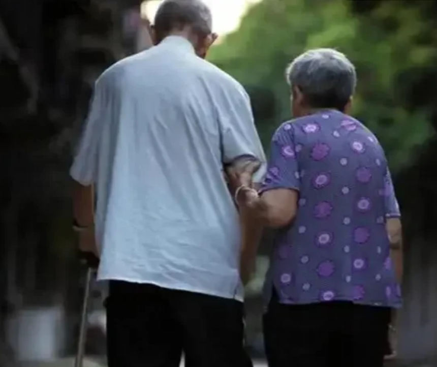 云南曲靖，妻子意外去世，男子悲痛万分，第二天岳父母赶来，哭喊着让女婿养老。男子被