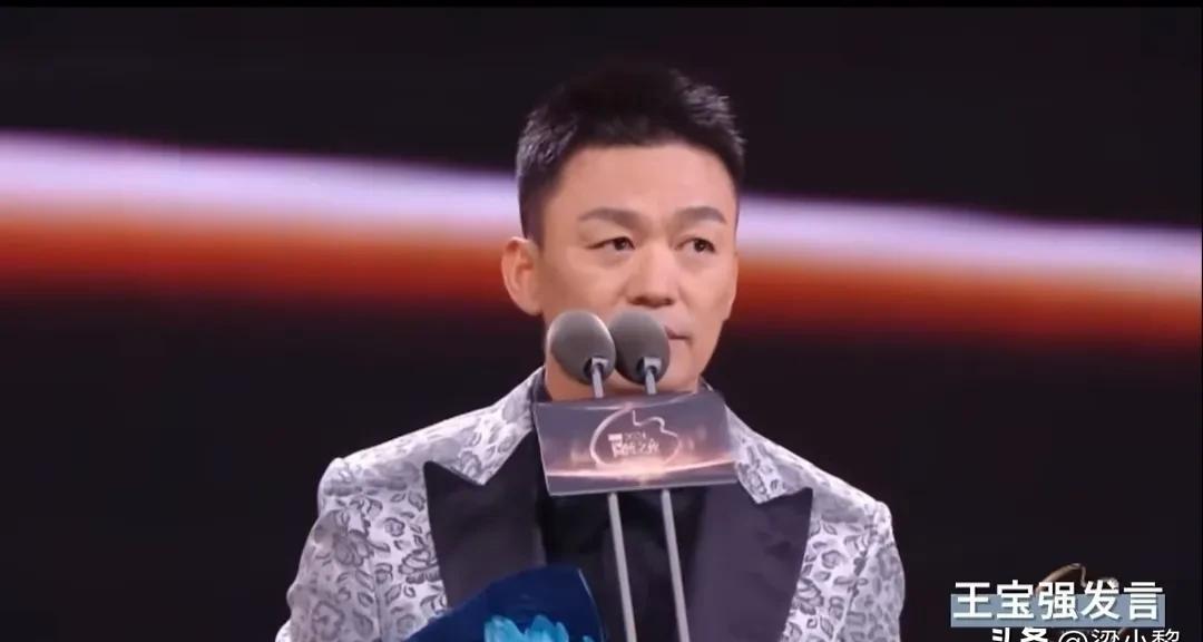 微博之夜，王宝强的发言尤为真挚。他从容不迫地表示：“在微博这个平台上能获得这份荣誉实属不易