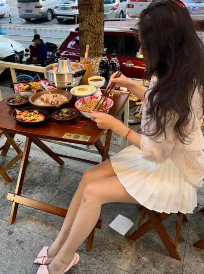 我就想知道昨晚你的腿怎么了！哈哈哈哈 [大笑][大笑][大笑][大笑][大笑]