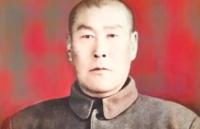 1942年，一个八路军女队员从来不洗脚，却引起了游击队长甄凤山的高度警惕。他半夜