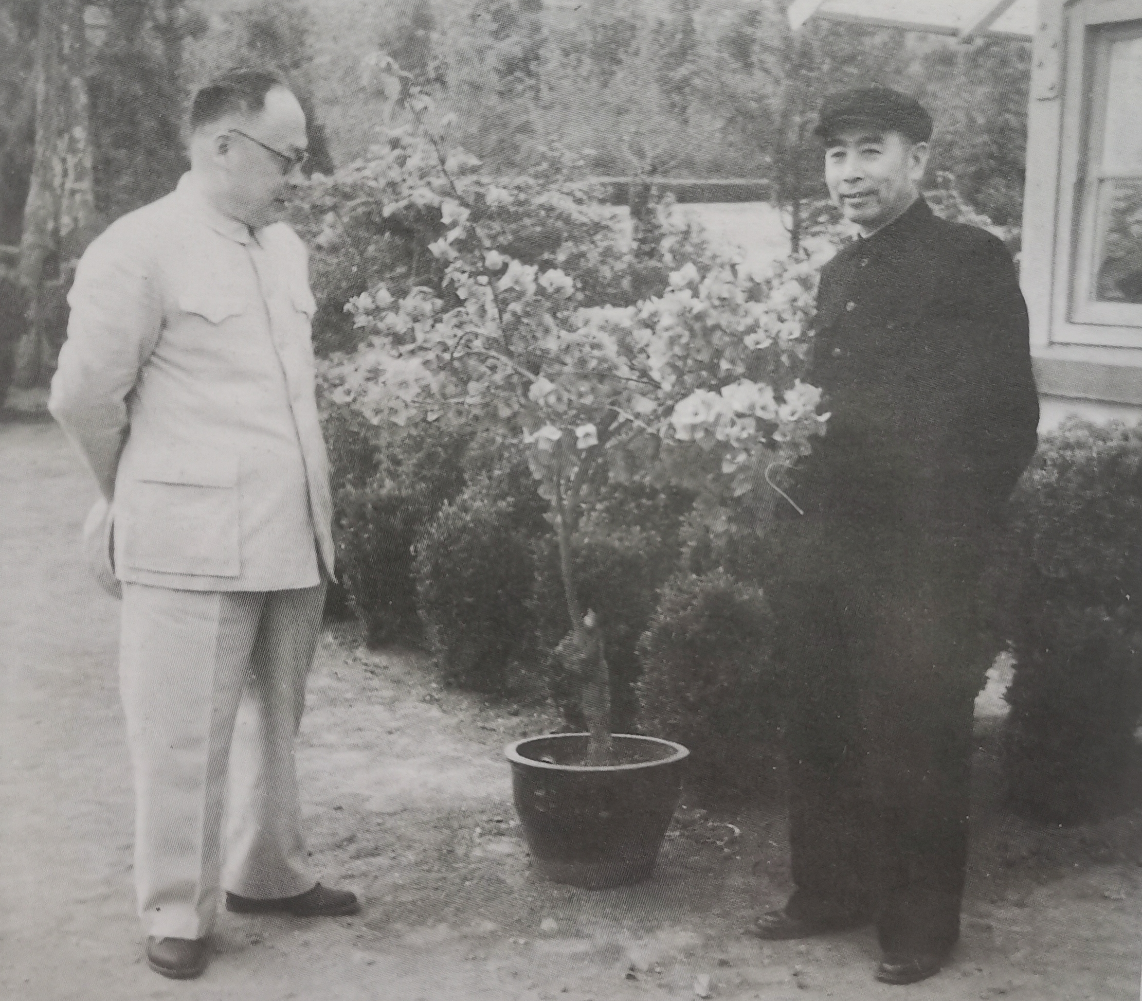 1955年大授衔，陈毅面临的争议最大。有人说陈毅和邓小平一样，虽然挂着军委委员的