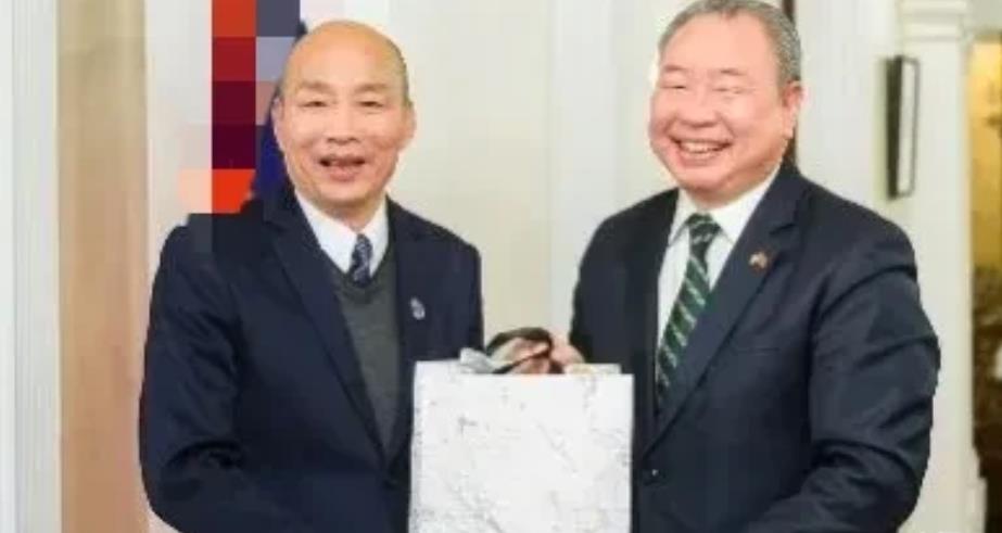 韩国瑜笑称“代表处预算不够还送礼”   驻美代表秒变尴尬脸

韩国瑜在当地时间2