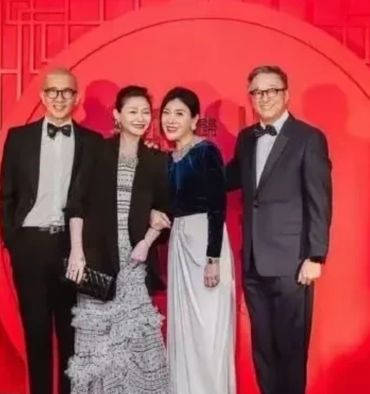 光头会卖大S的贵重物品吗？

刚刚，博主直播时说:“光头啥也没有捞到？他三年衣食