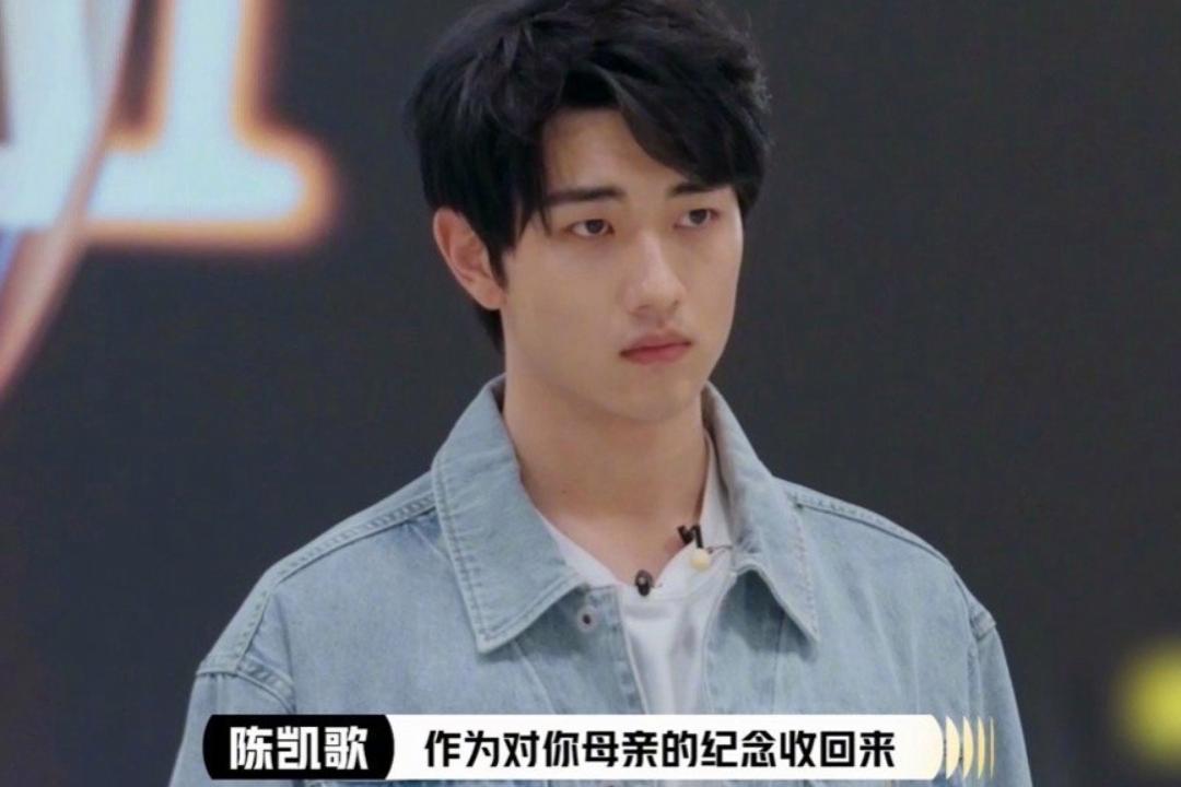 我看金莎这个小男友越来越顺眼了。
虽然说他在节目当中的表现不是那么出色，但是小伙