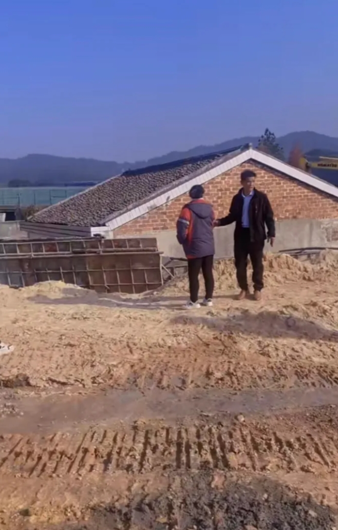 “金溪之眼”现在已经成型，改变现状已经无力回天了，整个院子完全被水泥墙围住，只能