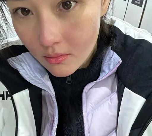 张馨予引发热议！
2月13日，张馨予突然引发了热议，起因是她在滑雪的时候在脸上贴