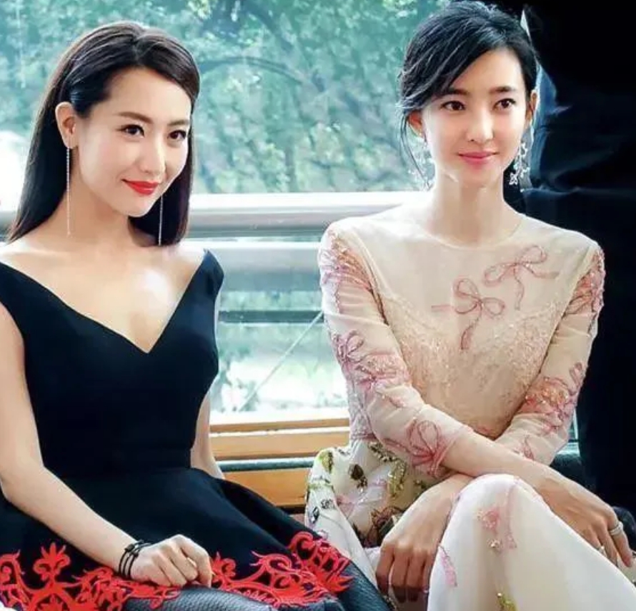 王丽坤的颜值已经非常在线了，被称为素颜女神的她宛如一朵静静绽放的青莲，散发着一种