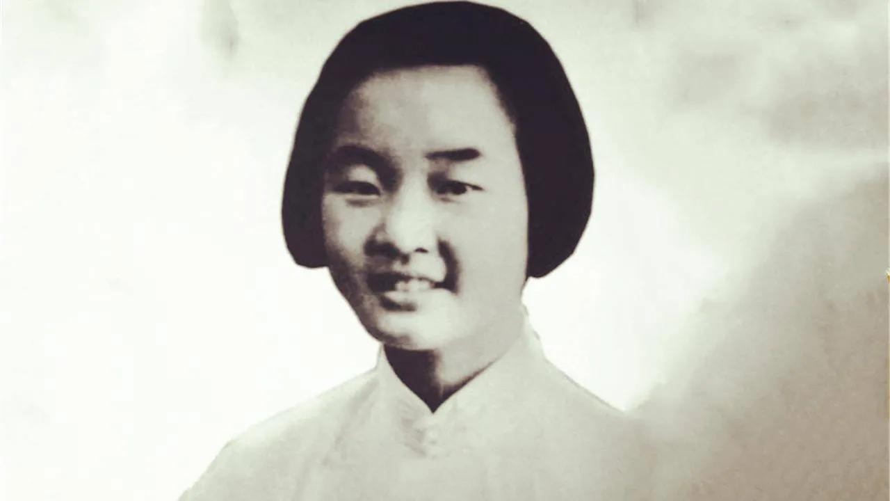 1942年，我方一位女联络员被捕。一次，狱长决定单独审讯，她本以为又是一顿毒打。