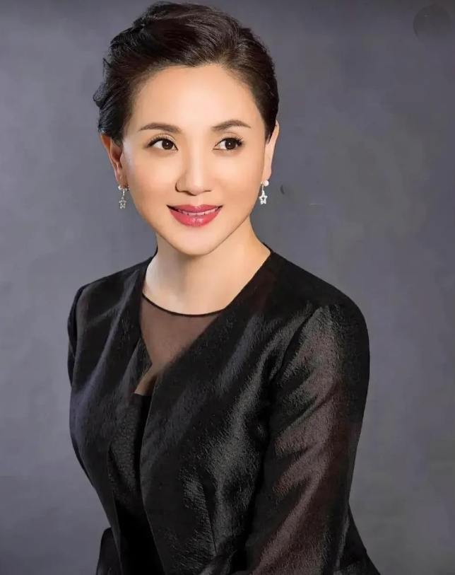 不愧被誉为“江南第一美女”，如今58岁的她，没有岁月的痕迹，依然眉目清秀如同清水